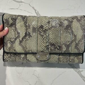 Elegant Snakeskin Crossbody Bag